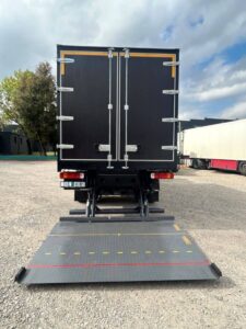 Бортовой тентованный автомобиль FAW J6L 4х2 с гидробортом